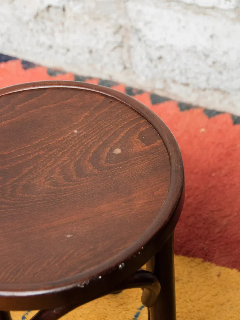 Regis, le paire de tabourets en bois foncé N°904