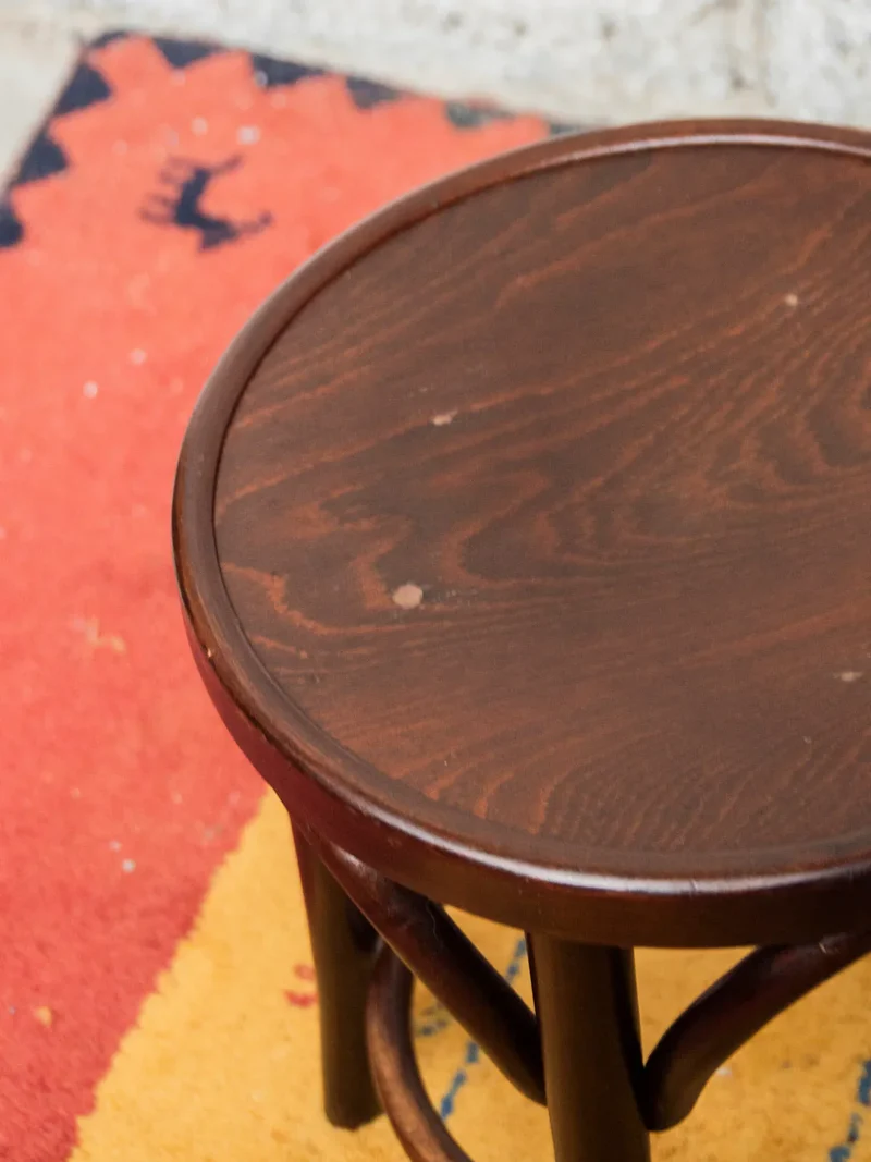 Regis, le paire de tabourets en bois foncé N°904