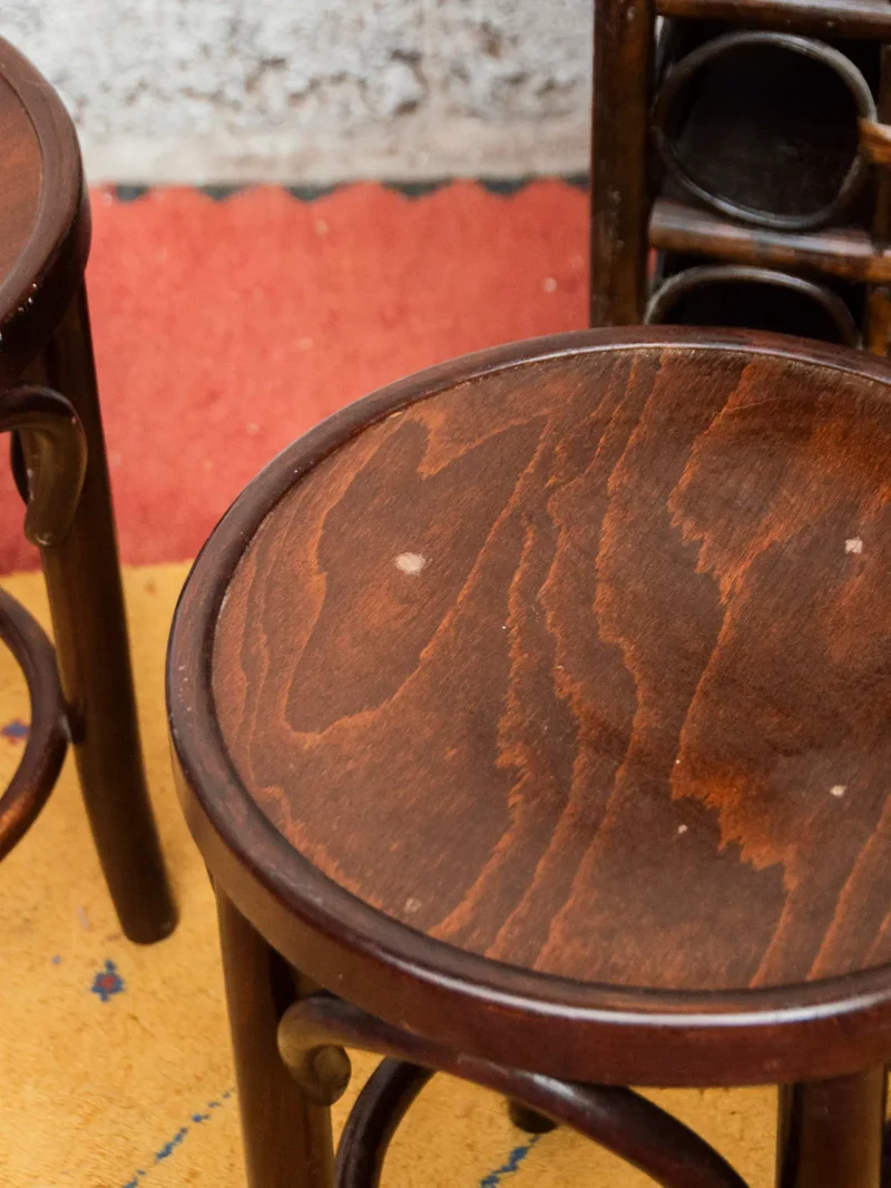 Regis, le paire de tabourets en bois foncé N°904
