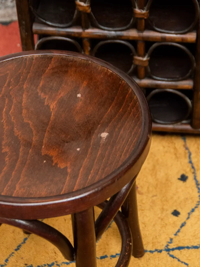 Regis, le paire de tabourets en bois foncé N°904