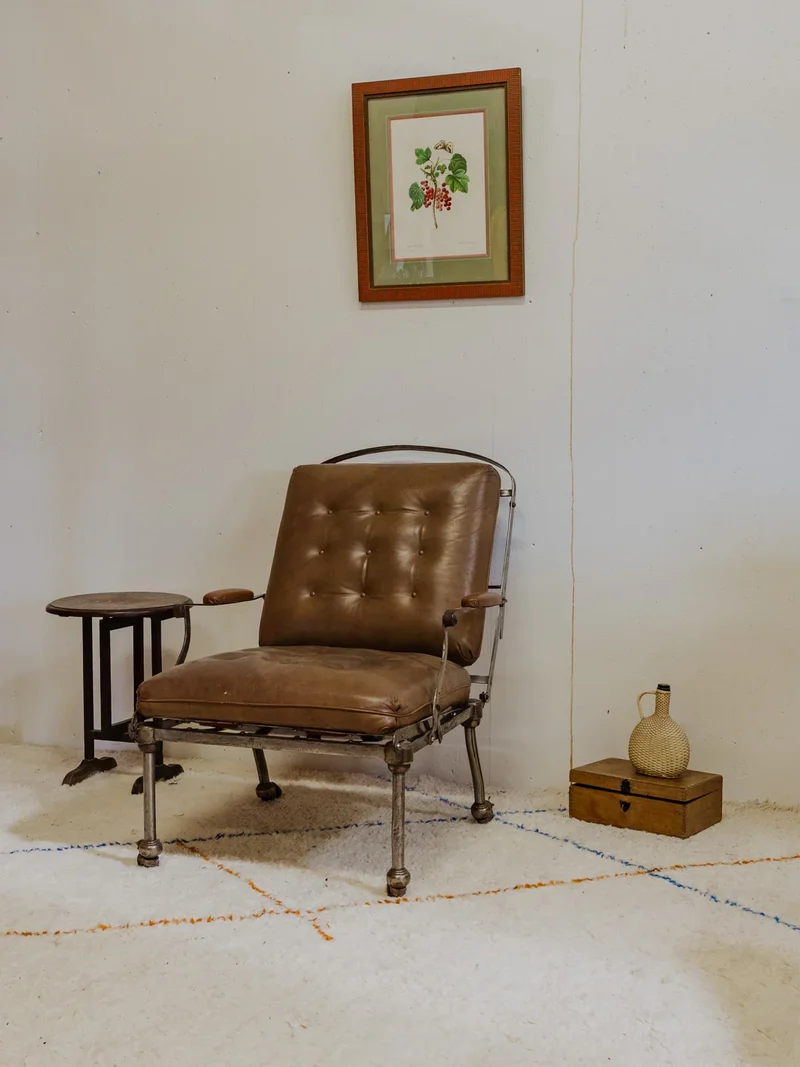 Jakob, le fauteuil vintage en cuir et fer chromé N°897