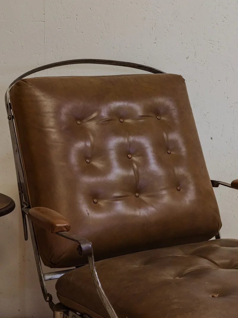 Jakob, le fauteuil vintage en cuir et fer chromé N°897