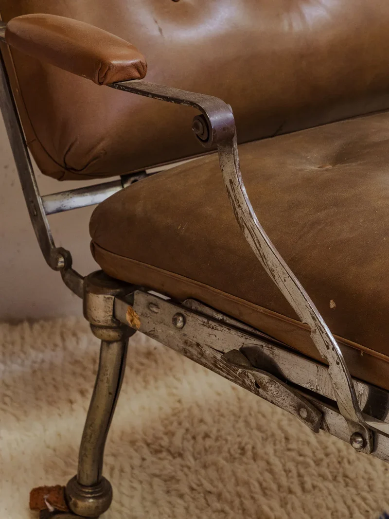 Jakob, le fauteuil vintage en cuir et fer chromé N°897