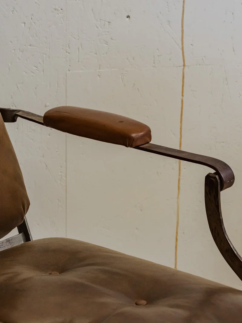 Jakob, le fauteuil vintage en cuir et fer chromé N°897