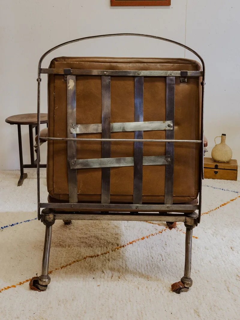 Jakob, le fauteuil vintage en cuir et fer chromé N°897
