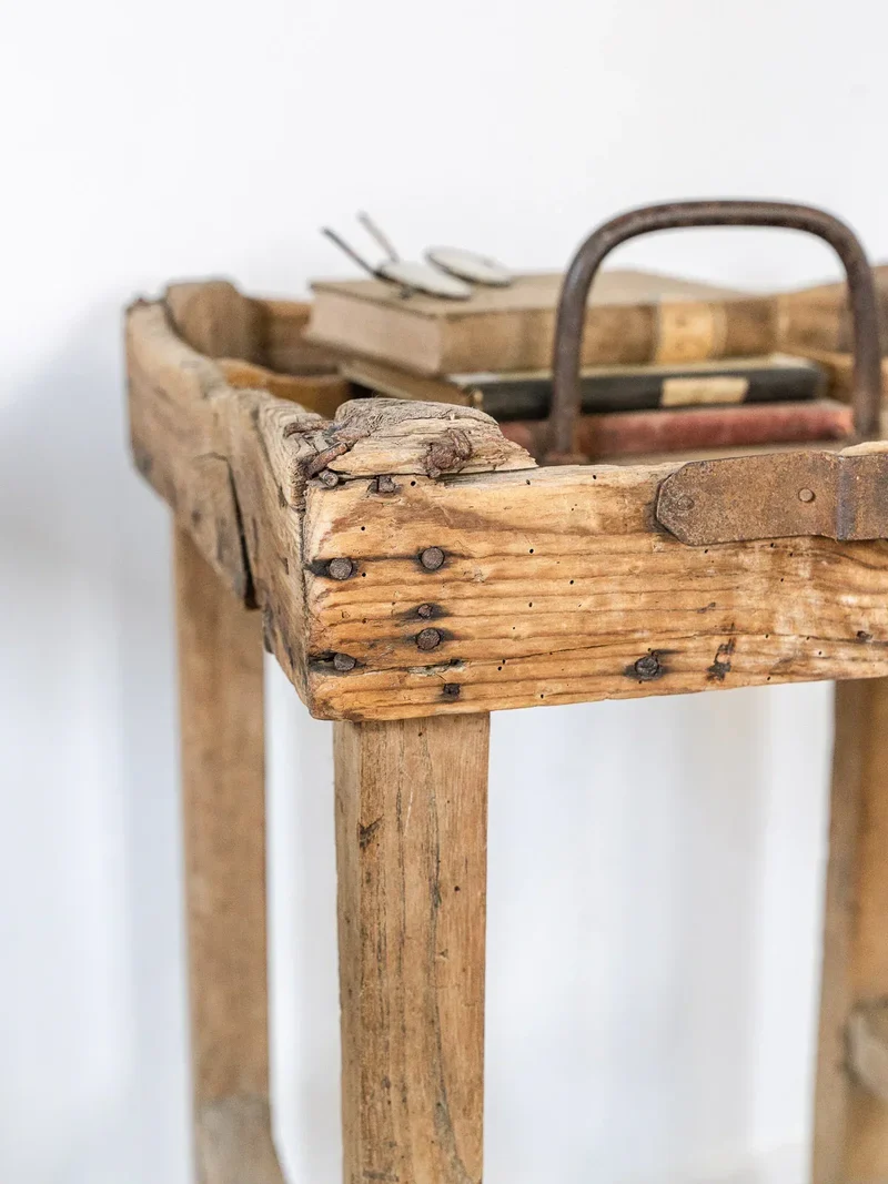 Francine, la table d'appoint style établi en bois N°720