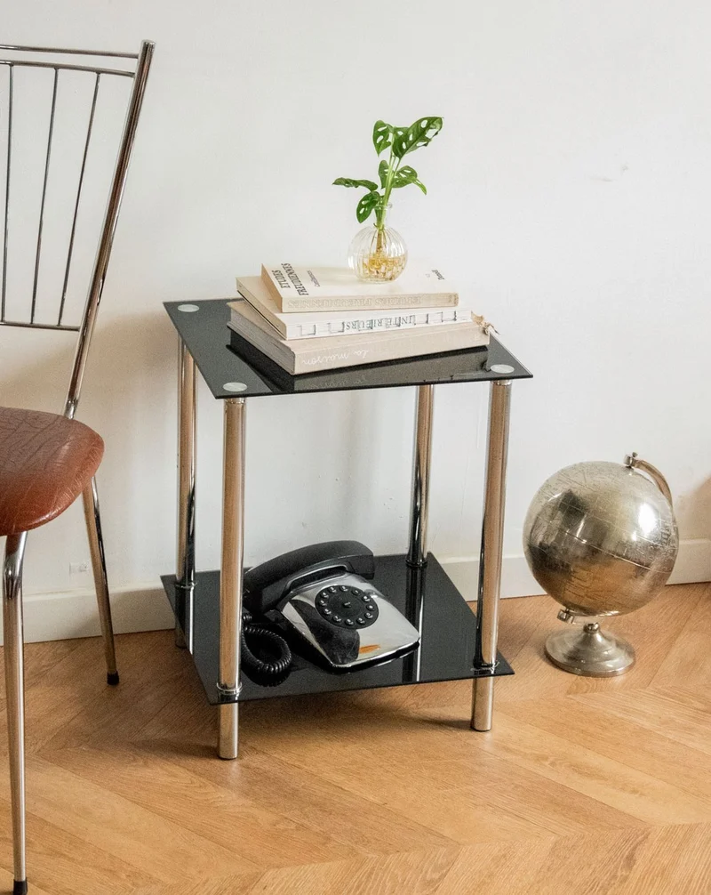 Hanna, la table d'appoint en métal et verre noir N°835