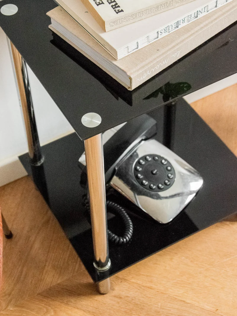 Hanna, la table d'appoint en métal et verre noir N°835