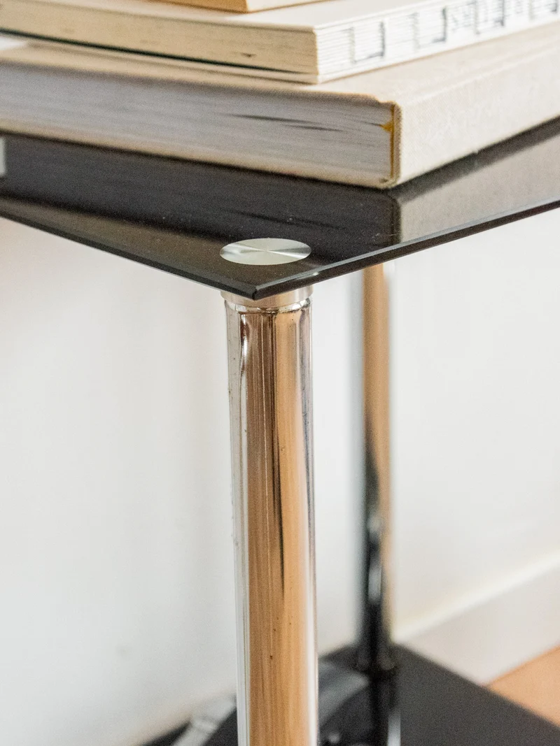 Hanna, la table d'appoint en métal et verre noir N°835