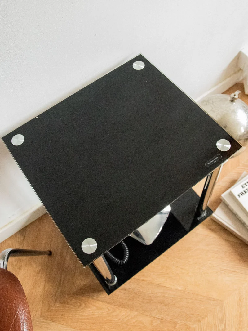 Hanna, la table d'appoint en métal et verre noir N°835