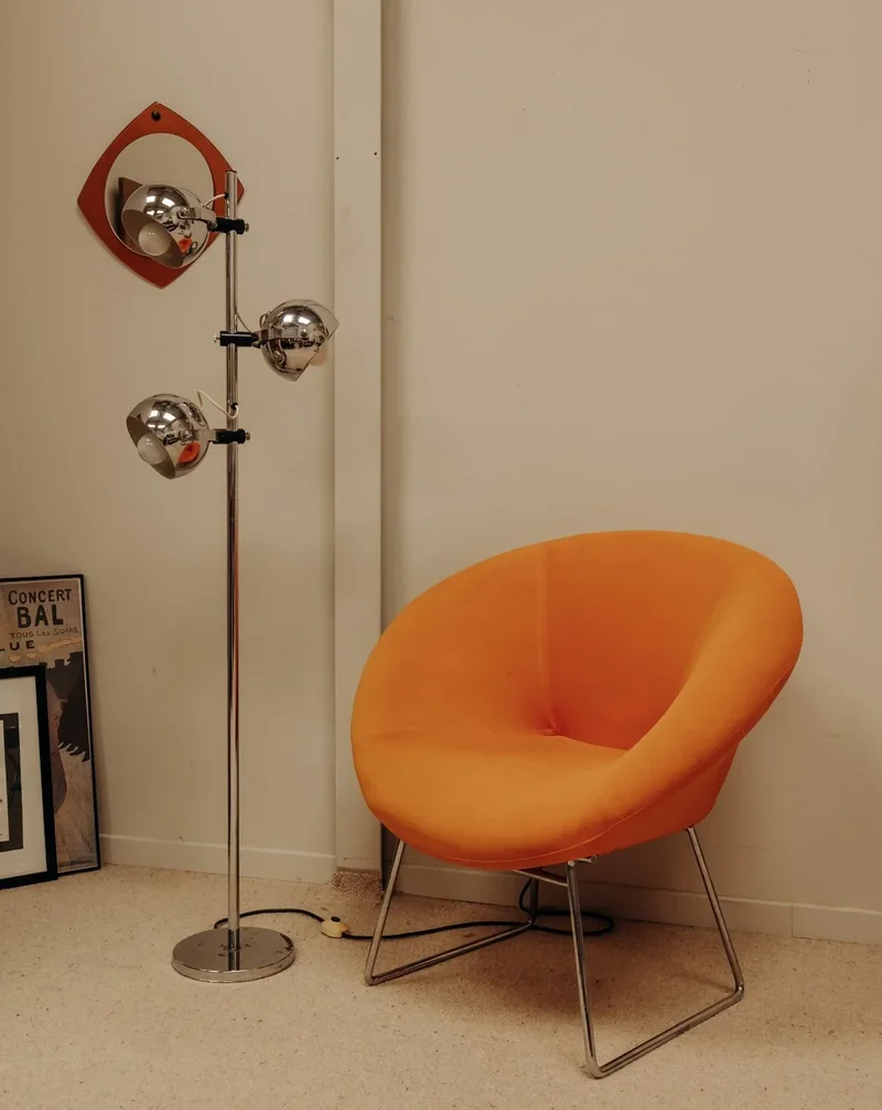 Jakob, le fauteuil orange aux pieds chromés N°879