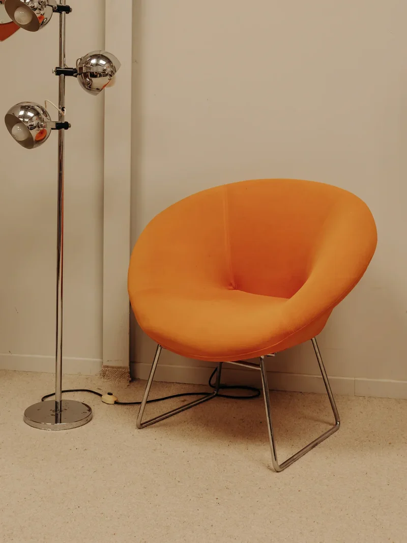 Jakob, le fauteuil orange aux pieds chromés N°879