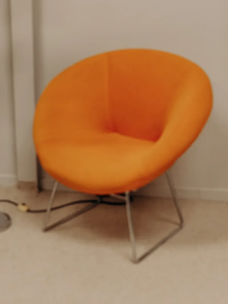Jakob, le fauteuil orange aux pieds chromés N°879