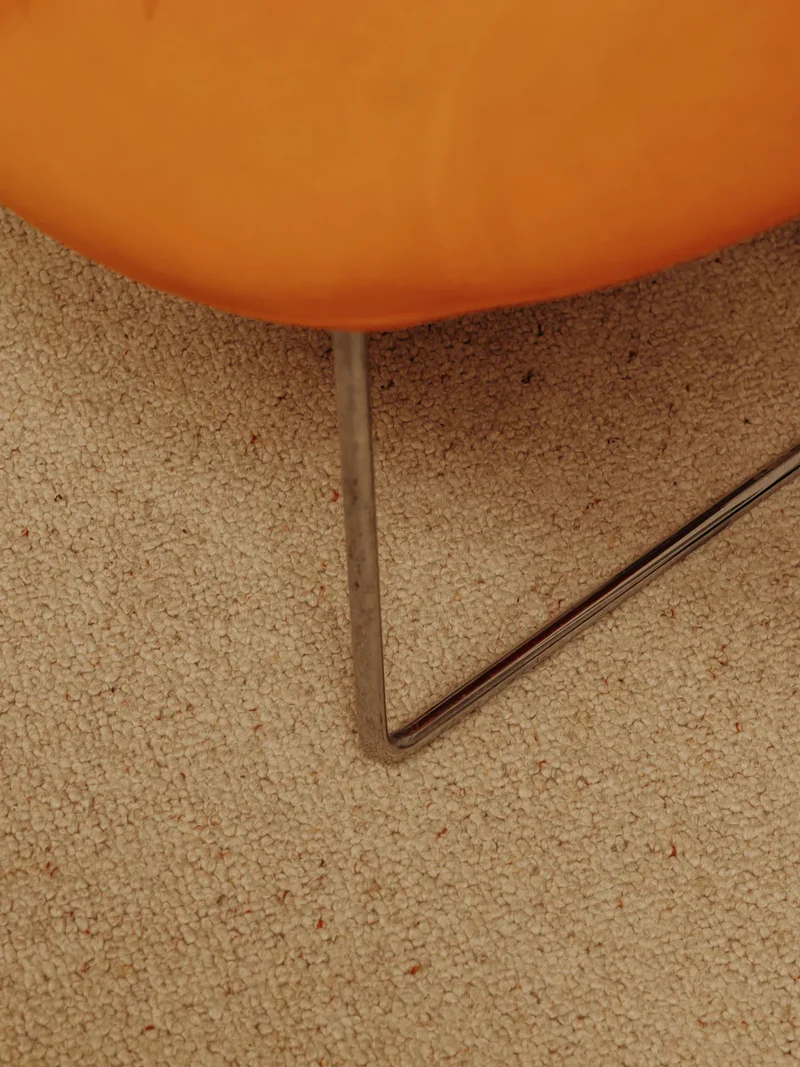 Jakob, le fauteuil orange aux pieds chromés N°879