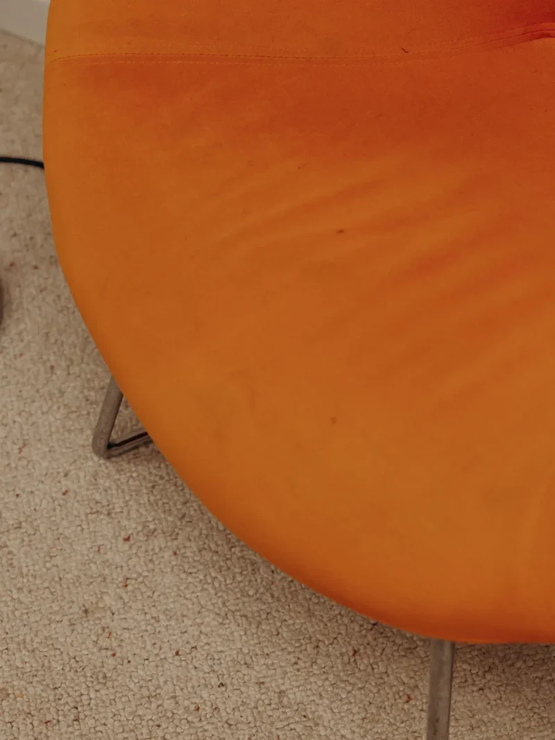 Jakob, le fauteuil orange aux pieds chromés N°879