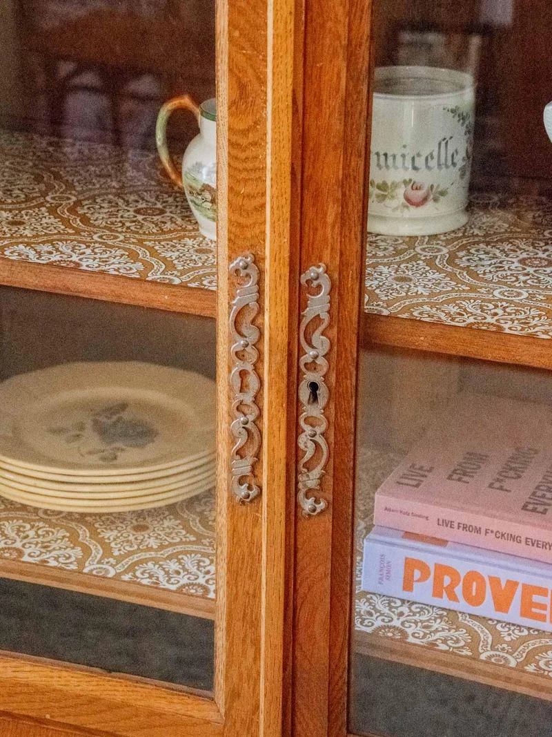 Victoria, la vitrine en chêne sculpté et verre N°179