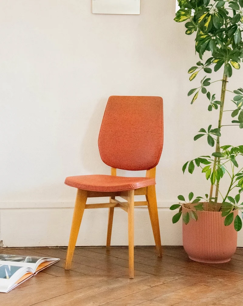Alma, la chaise en skaï moucheté et bois N°1343
