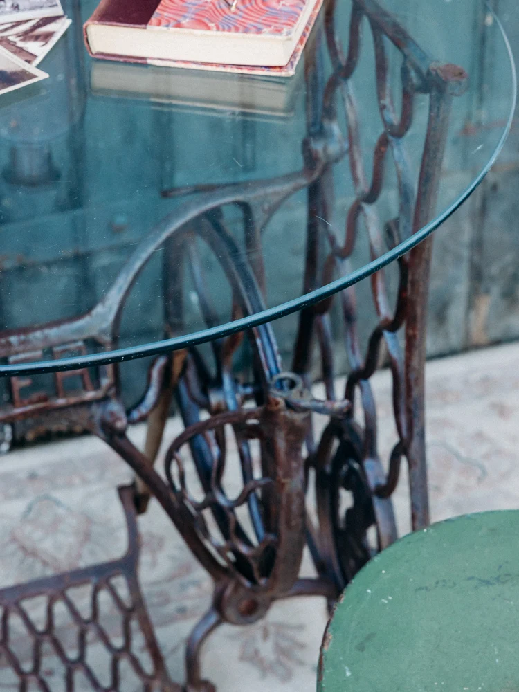 Francine, la table à machine à coudre en métal N°789