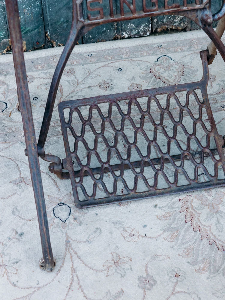 Francine, la table à machine à coudre en métal N°789