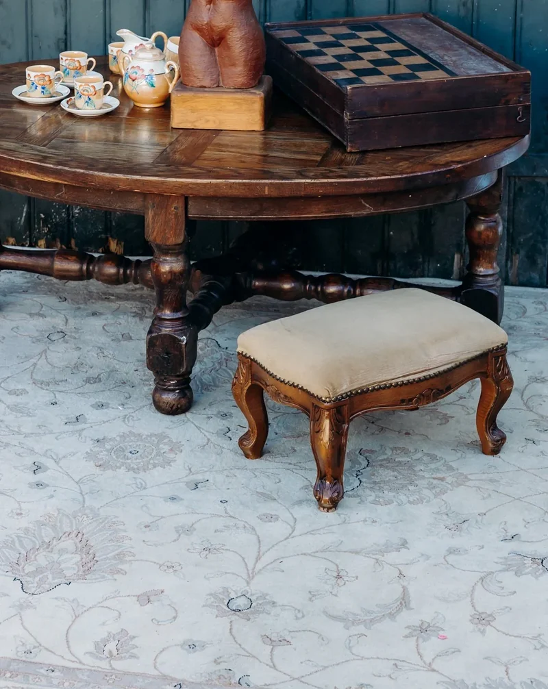 Regis, le repose-pieds en bois et tissu N°887