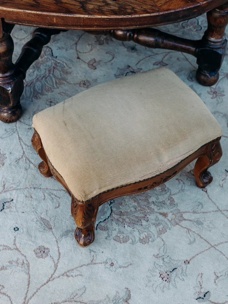 Regis, le repose-pieds en bois et tissu N°887