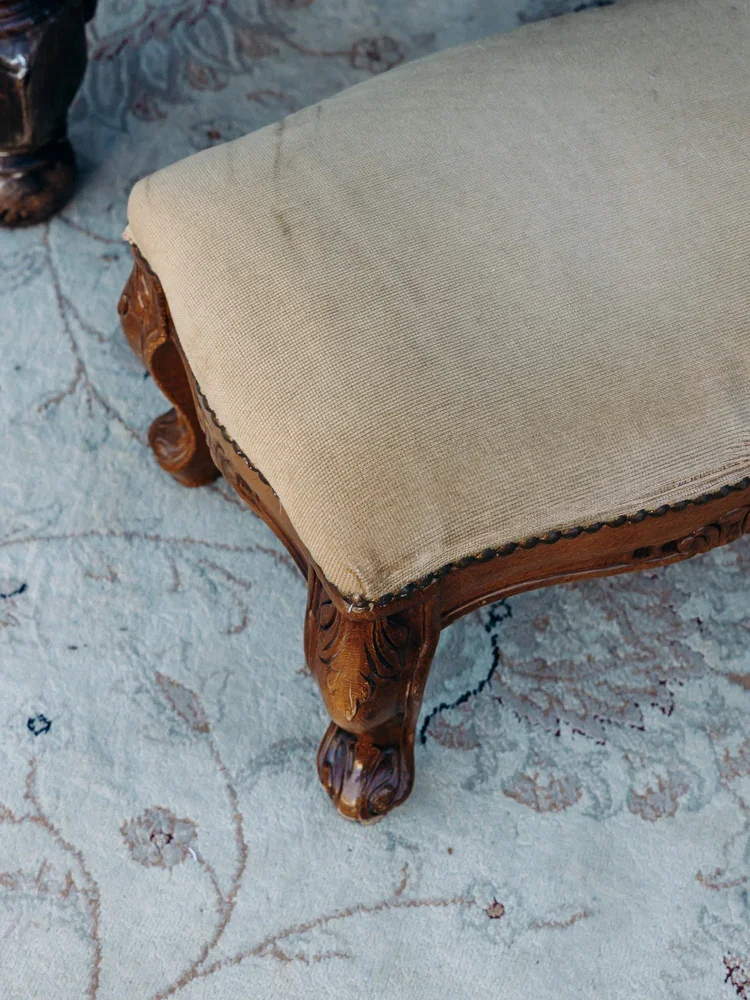 Regis, le repose-pieds en bois et tissu N°887