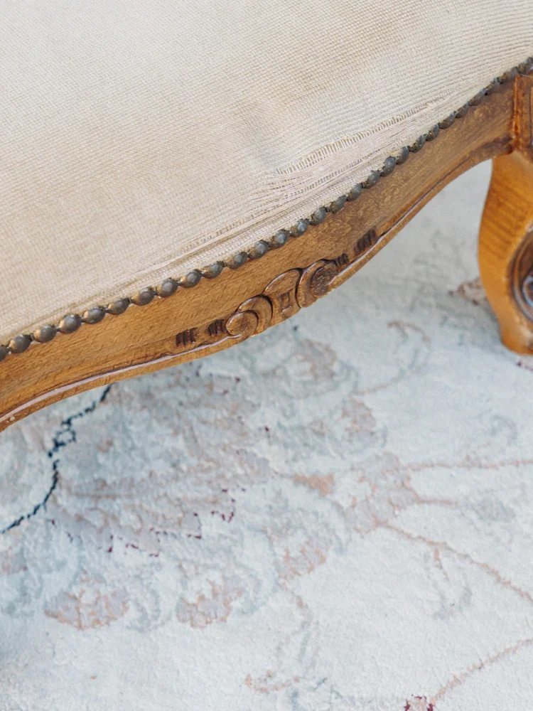 Regis, le repose-pieds en bois et tissu N°887