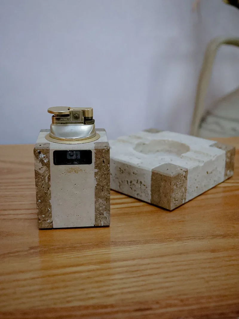 Alexis, l'ensemble cendrier et briquet en travertin N°13