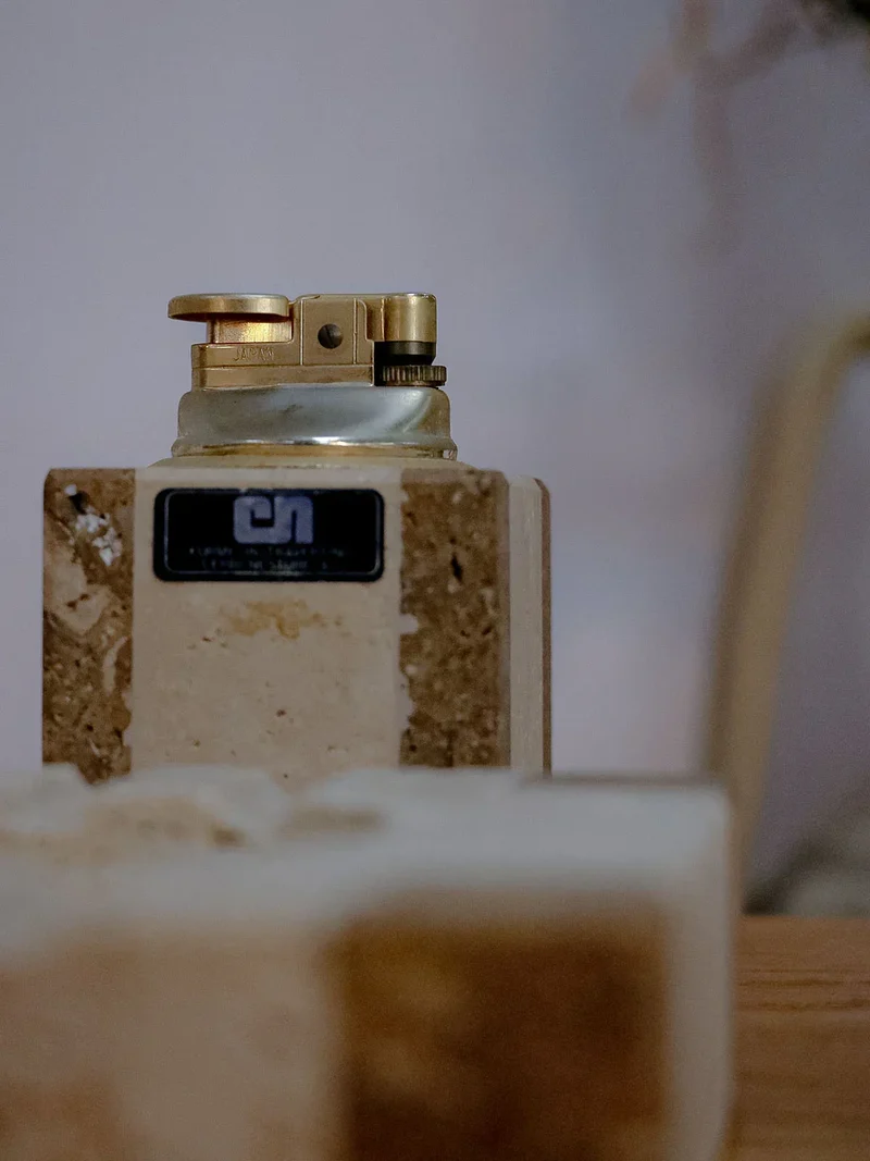 Alexis, l'ensemble cendrier et briquet en travertin N°13