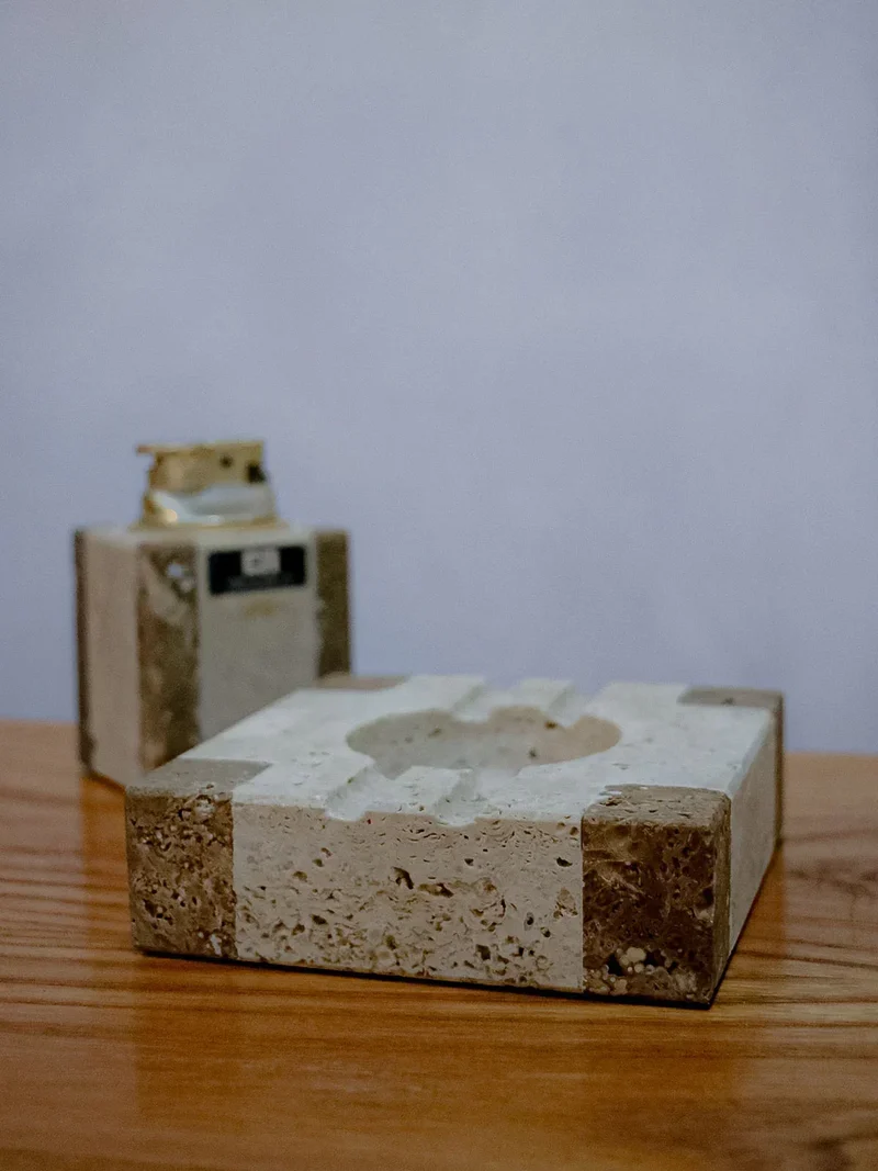 Alexis, l'ensemble cendrier et briquet en travertin N°13