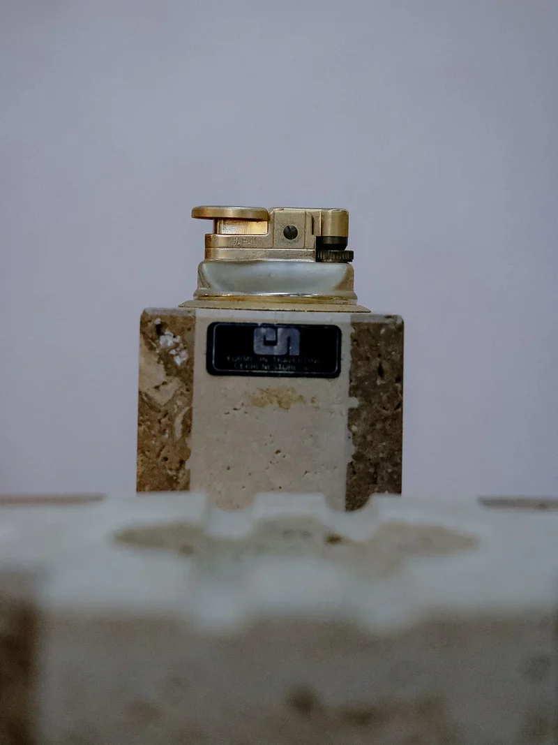 Alexis, l'ensemble cendrier et briquet en travertin N°13