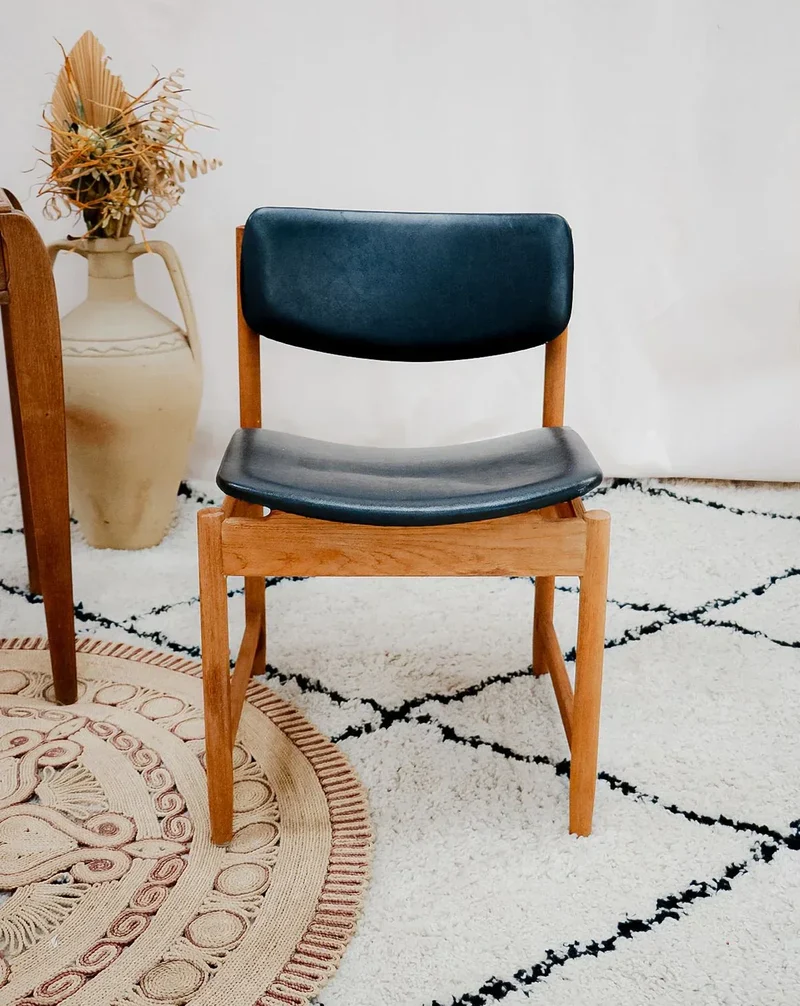 Alma, la chaise en teck et simili cuir N°1257