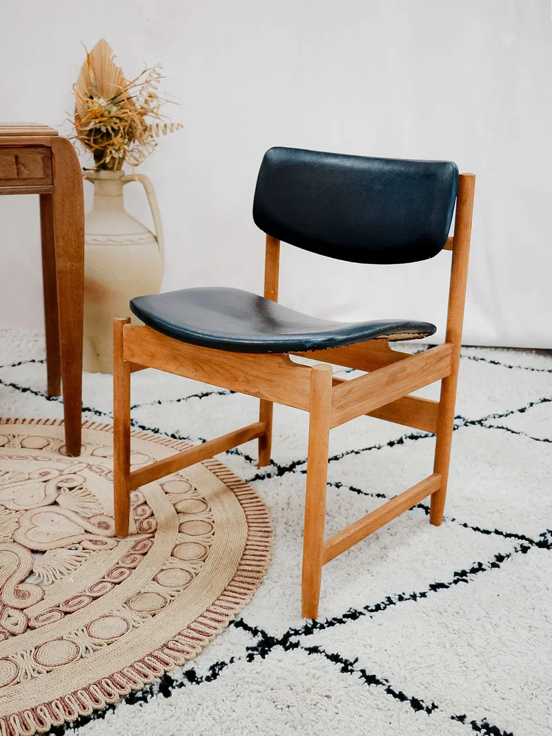 Alma, la chaise en teck et simili cuir N°1257