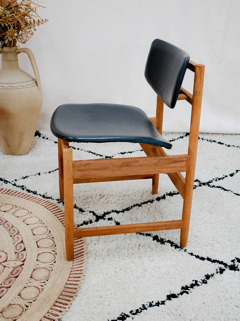 Alma, la chaise en teck et simili cuir N°1257