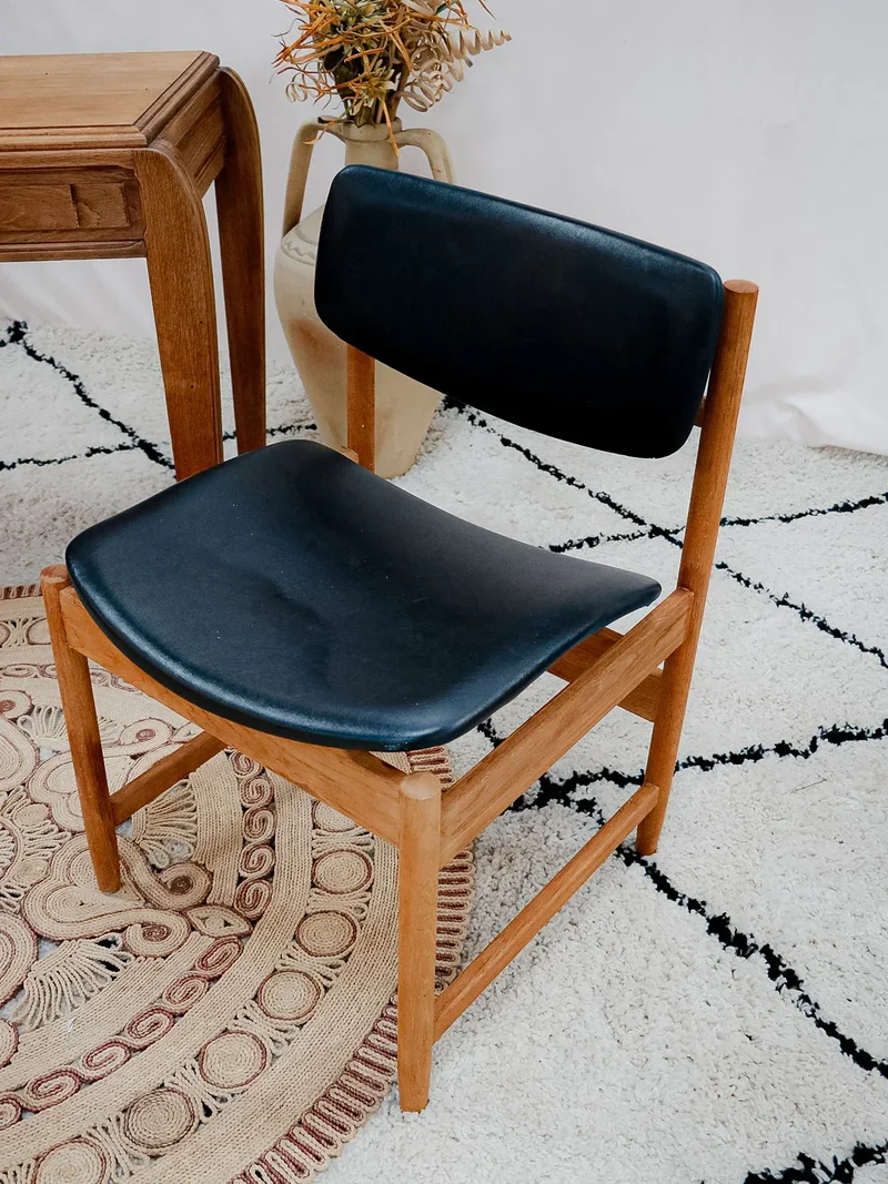 Alma, la chaise en teck et simili cuir N°1257