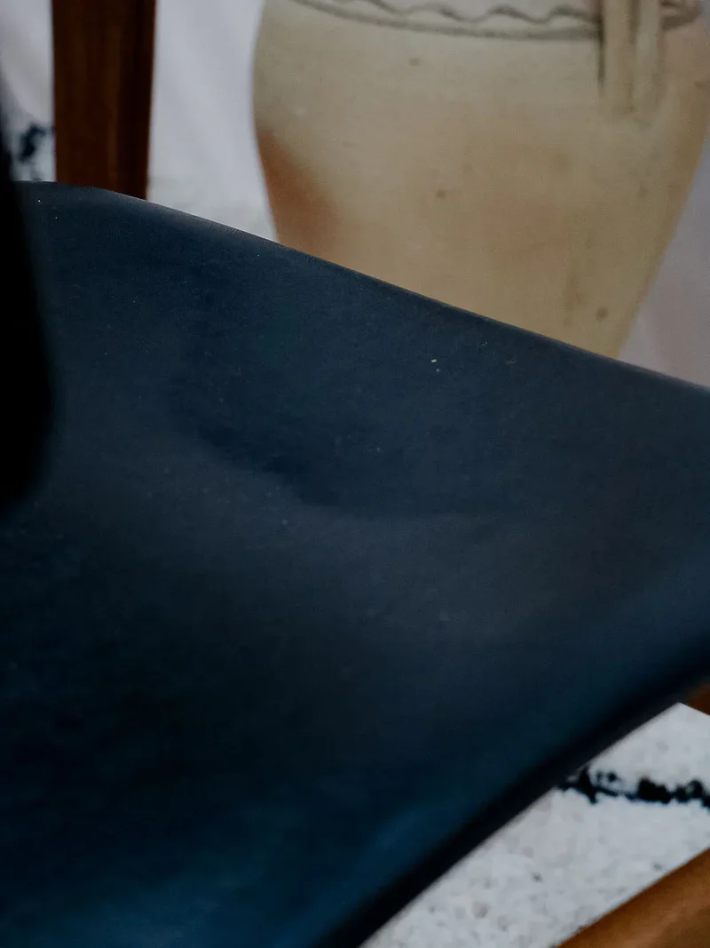 Alma, la chaise en teck et simili cuir N°1257