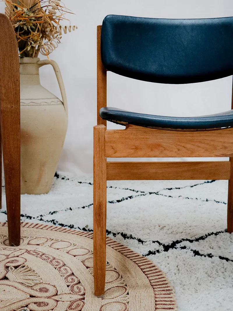 Alma, la chaise en teck et simili cuir N°1257