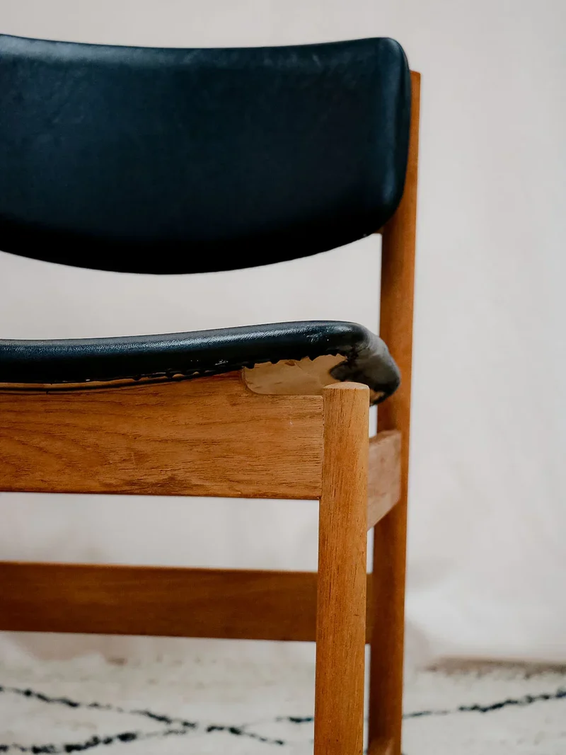 Alma, la chaise en teck et simili cuir N°1257