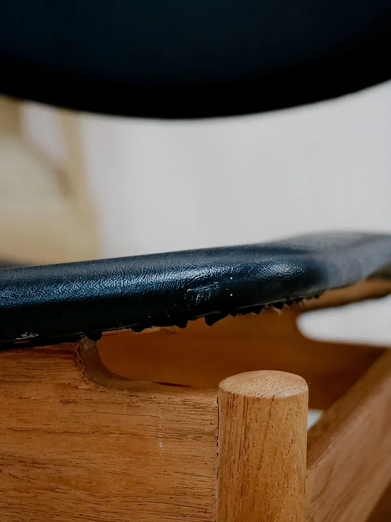 Alma, la chaise en teck et simili cuir N°1257