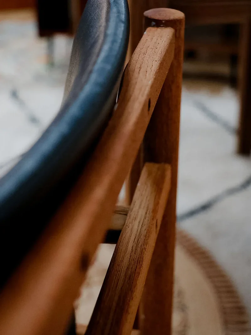 Alma, la chaise en teck et simili cuir N°1257