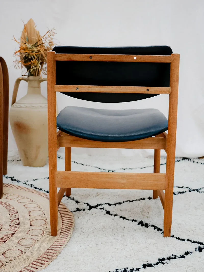 Alma, la chaise en teck et simili cuir N°1257