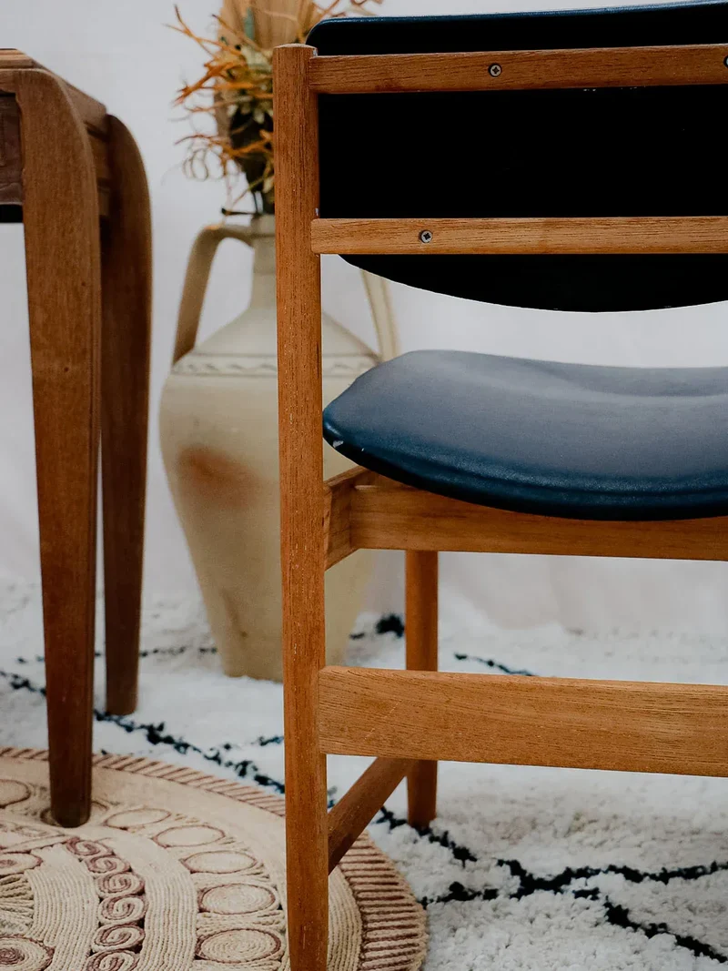 Alma, la chaise en teck et simili cuir N°1257