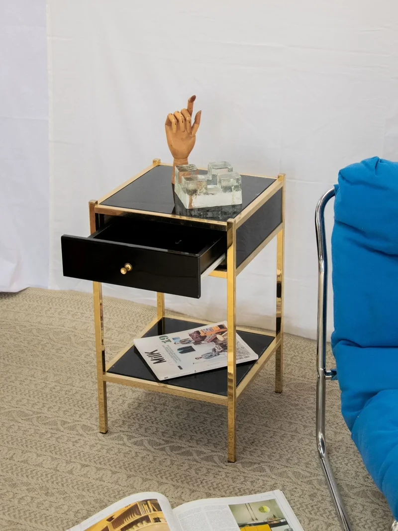 Maïa, la table de chevet dorée N°247