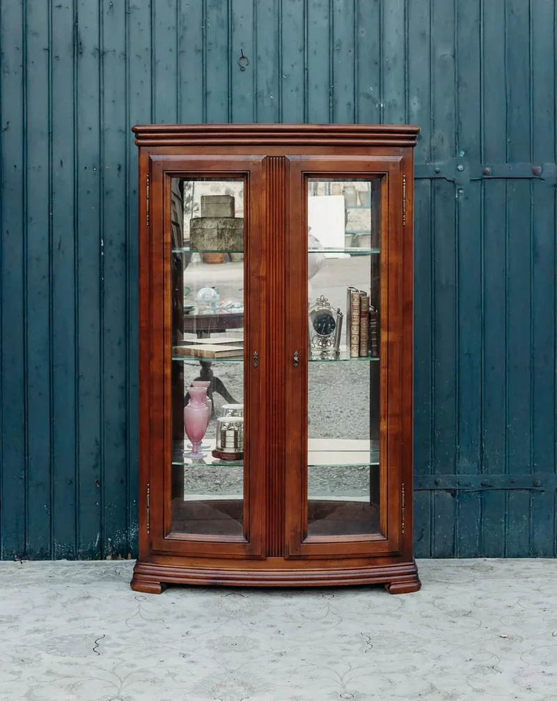 Victoria, la grande vitrine en bois foncé N°115