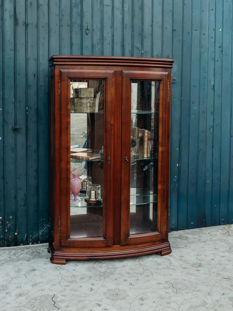 Victoria, la grande vitrine en bois foncé N°115