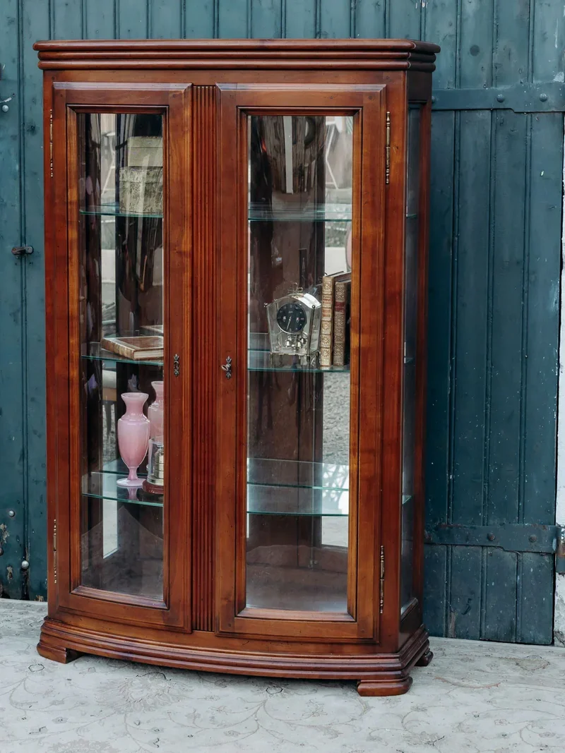 Victoria, la grande vitrine en bois foncé N°115