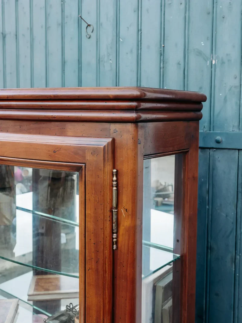 Victoria, la grande vitrine en bois foncé N°115