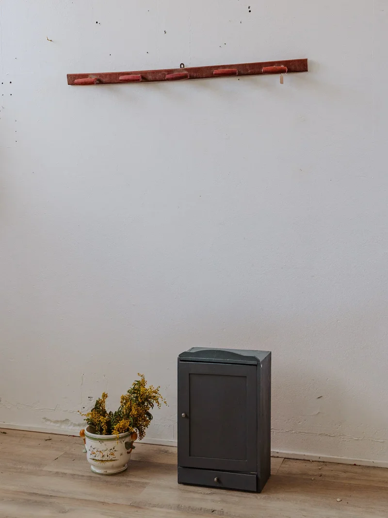 Max, le porte-manteau en bois rouge N°285