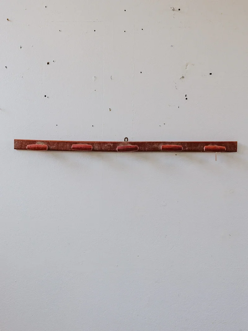 Max, le porte-manteau en bois rouge N°285