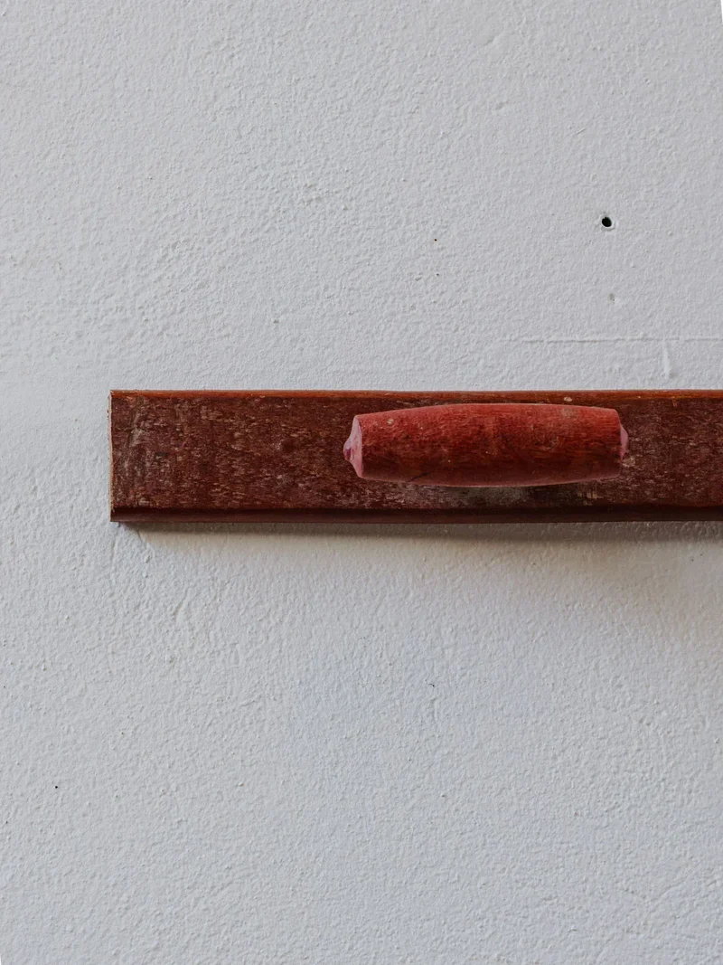 Max, le porte-manteau en bois rouge N°285